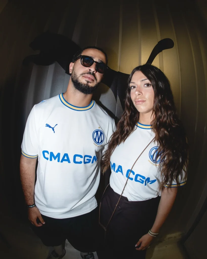 El Olympique de Marsella estrena su nuevo escudo en la camiseta local 2026-2027