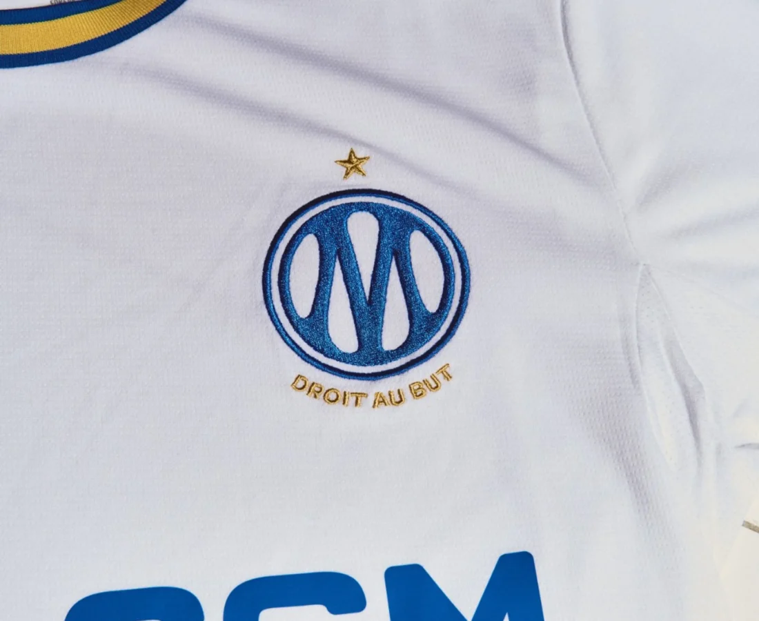El Olympique de Marsella estrena su nuevo escudo en la camiseta local 2026-2027