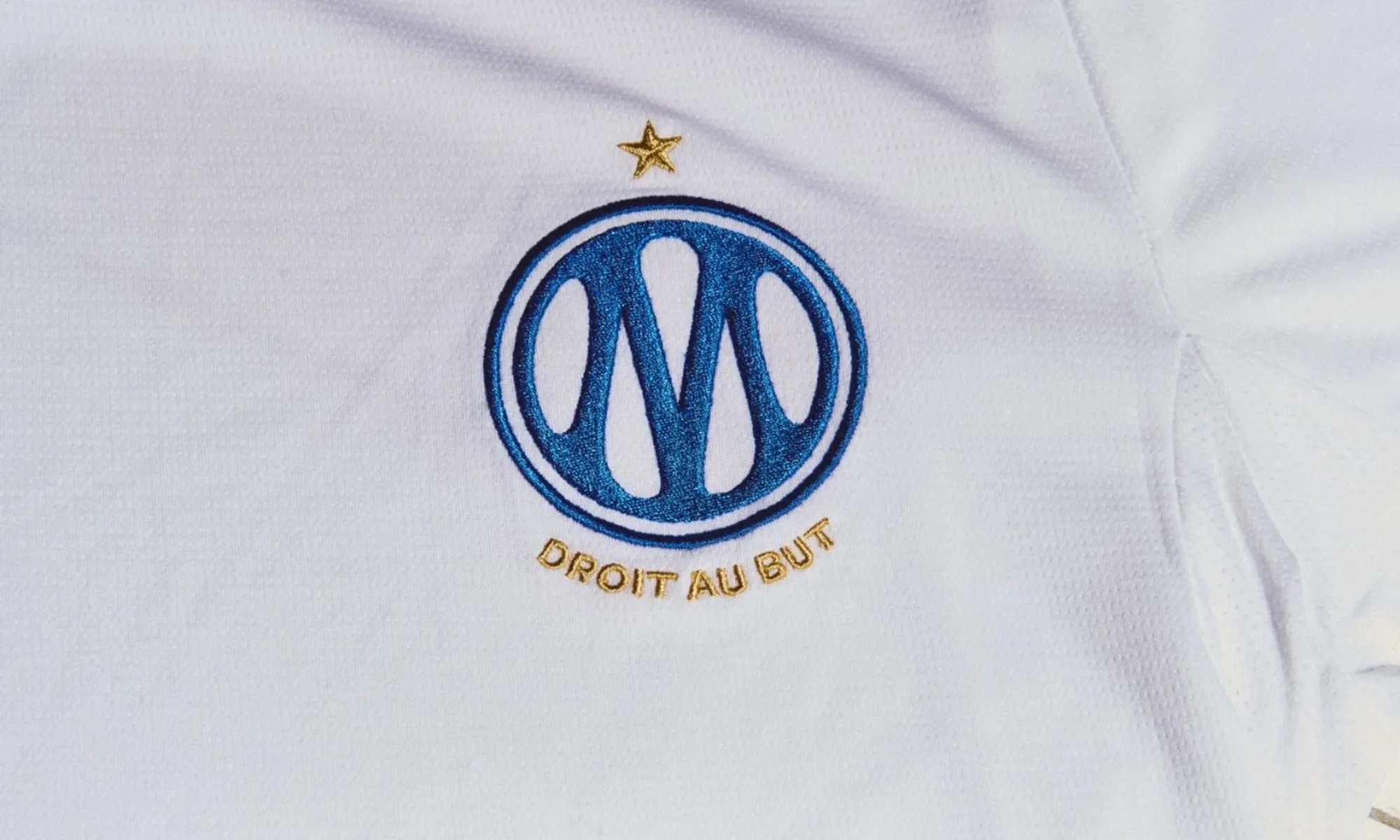 El Olympique de Marsella estrena su nuevo escudo en la camiseta local 2026-2027