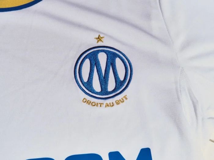El Olympique de Marsella estrena su nuevo escudo en la camiseta local 2026-2027