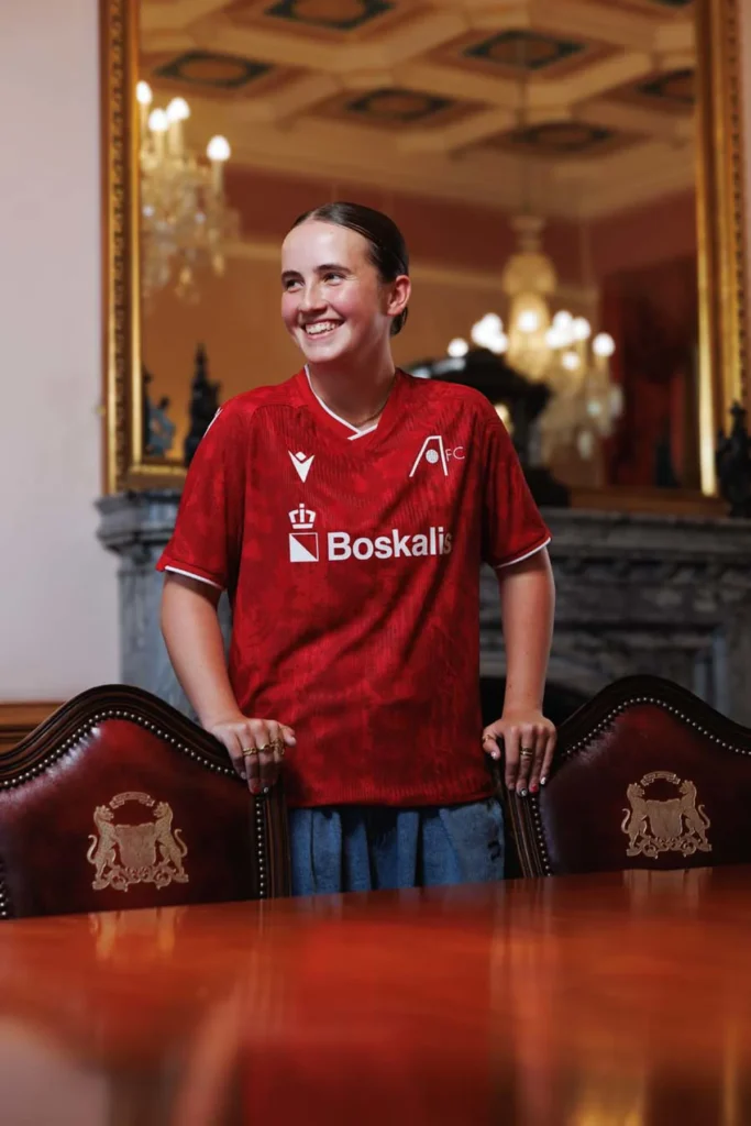 Leopardos y una biblioteca de cristal: así son las camisetas Macron del Aberdeen 2026-2027