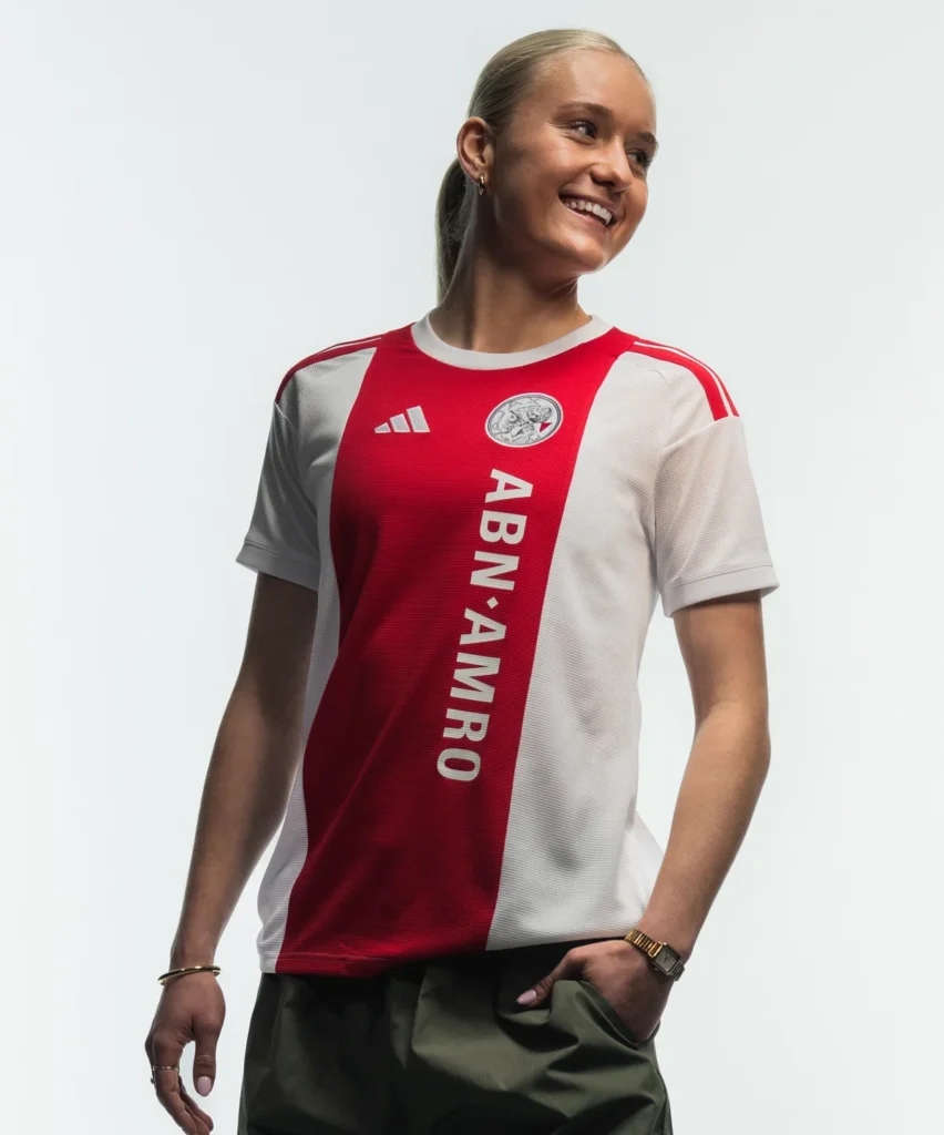 El Ajax recupera un diseño atemporal en su camiseta local 2026-2027