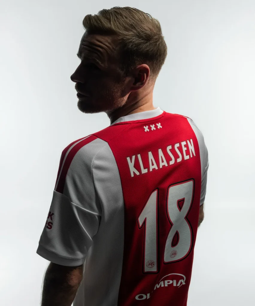 El Ajax recupera un diseño atemporal en su camiseta local 2026-2027