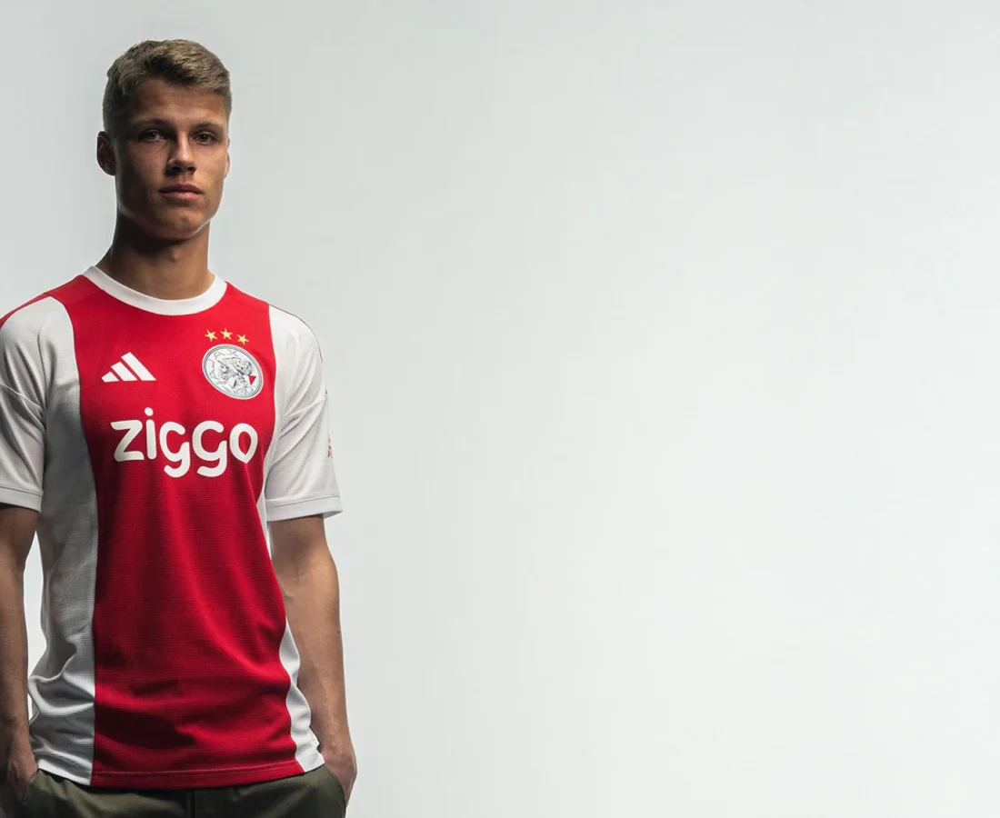 El Ajax recupera un diseño atemporal en su camiseta local 2026-2027