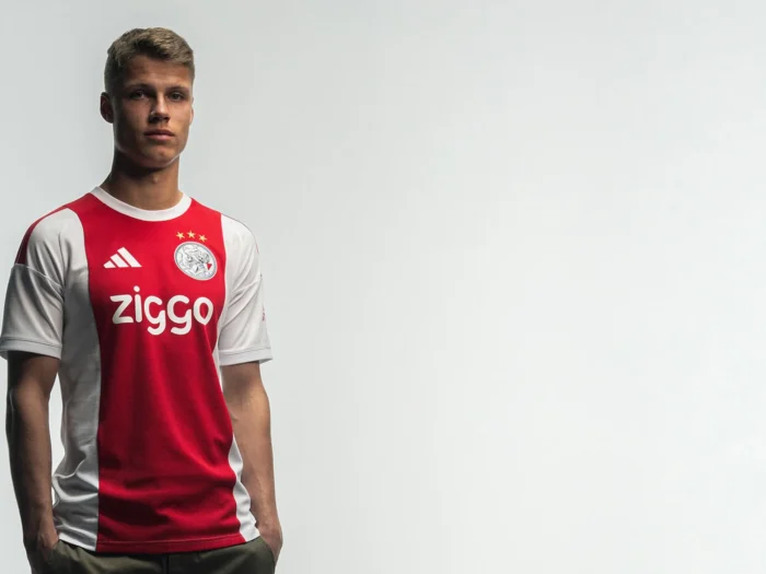 El Ajax recupera un diseño atemporal en su camiseta local 2026-2027