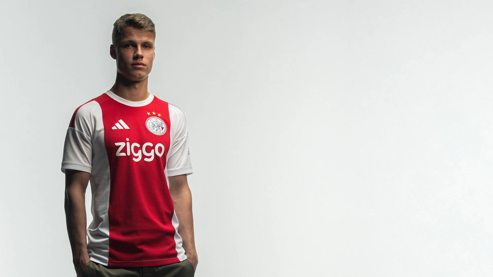 El Ajax recupera un diseño atemporal en su camiseta local 2026-2027