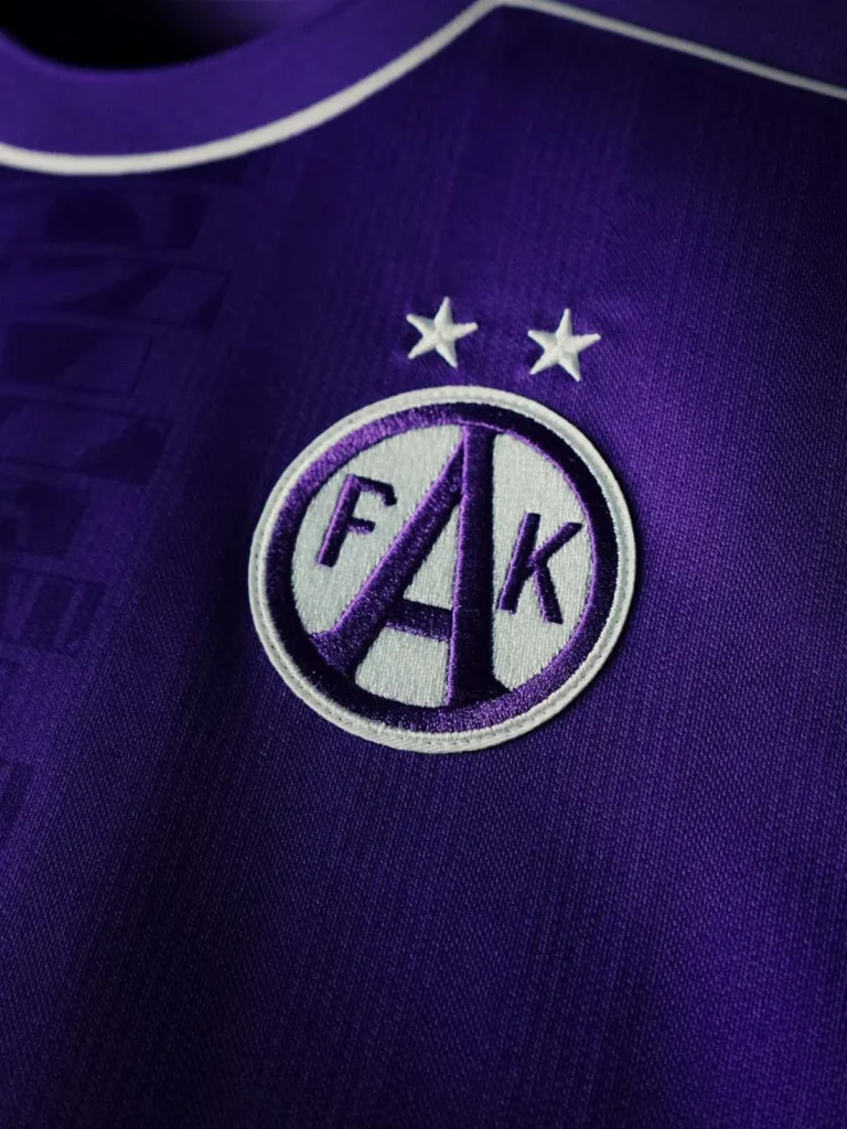 El Austria de Viena rinde homenaje a sus escudos históricos en sus camisetas 2026-2027