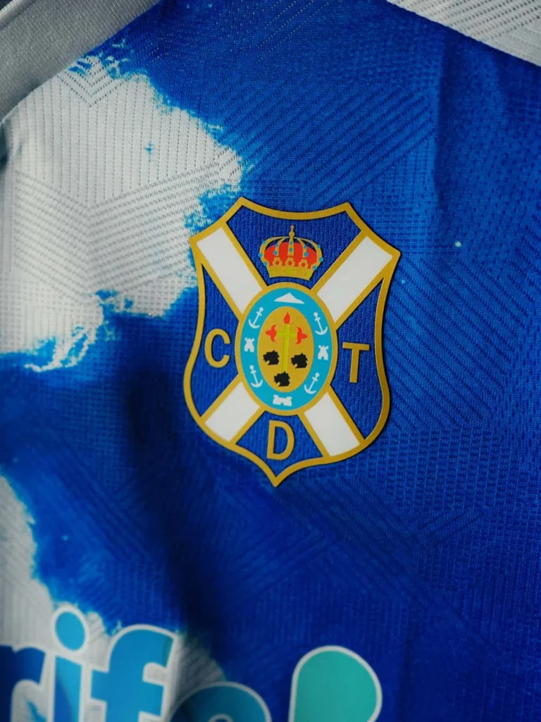 El Atlántico inspira la primera camiseta del CD Tenerife 2026-2027 de Macron