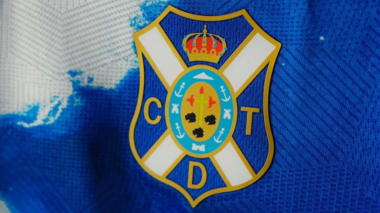 El Atlántico inspira la primera camiseta del CD Tenerife 2026-2027 de Macron