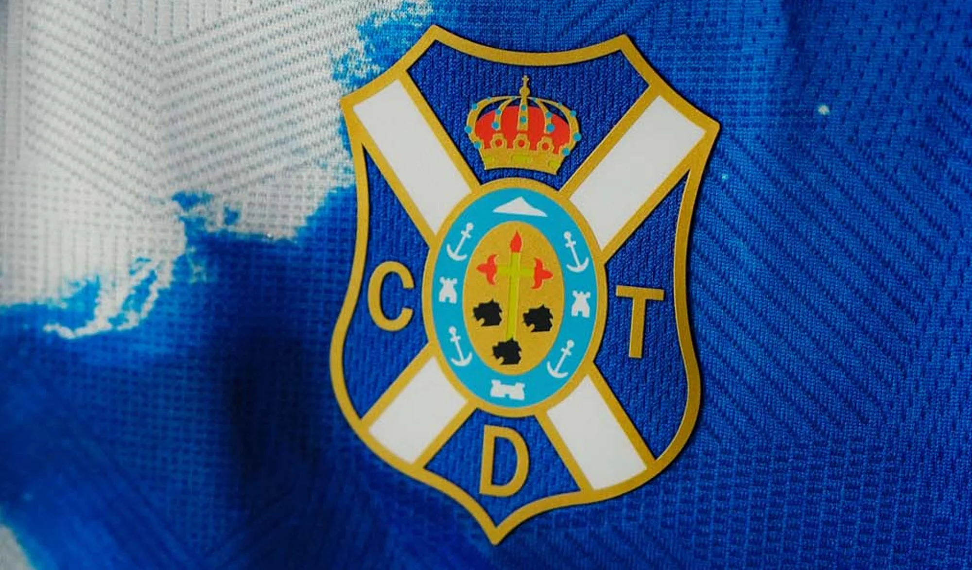 El Atlántico inspira la primera camiseta del CD Tenerife 2026-2027 de Macron