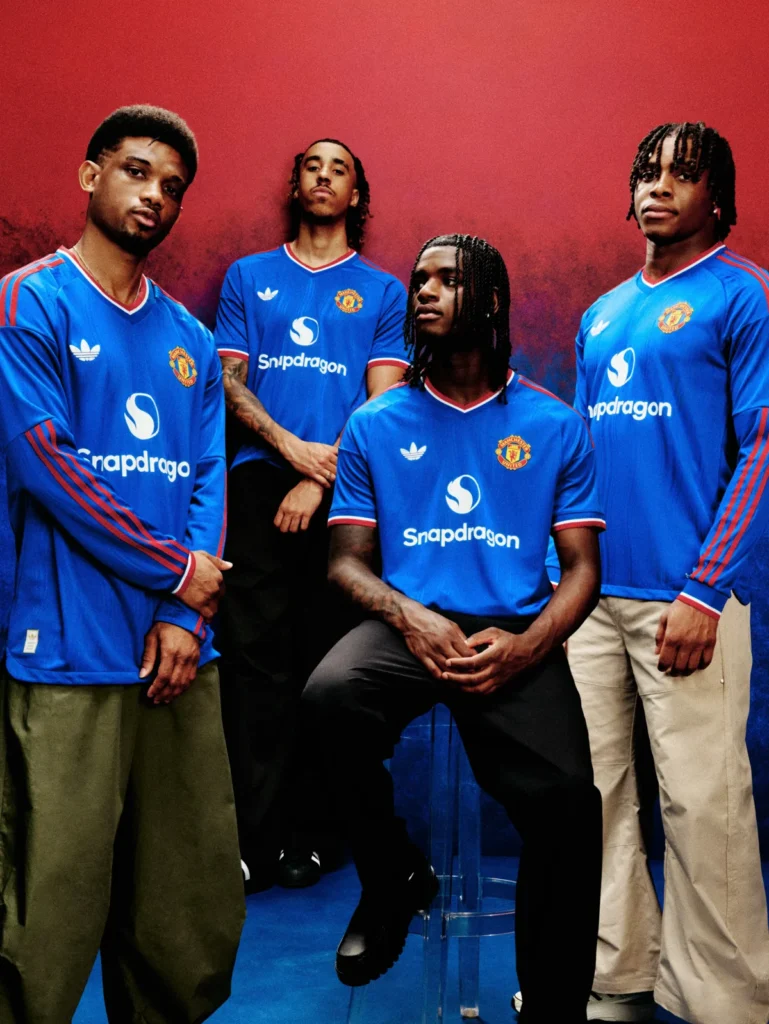 El azul real vuelve al Manchester United en su camiseta visitante 2026-2027