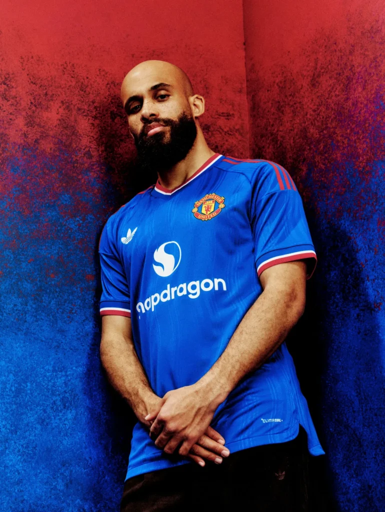 El azul real vuelve al Manchester United en su camiseta visitante 2026-2027