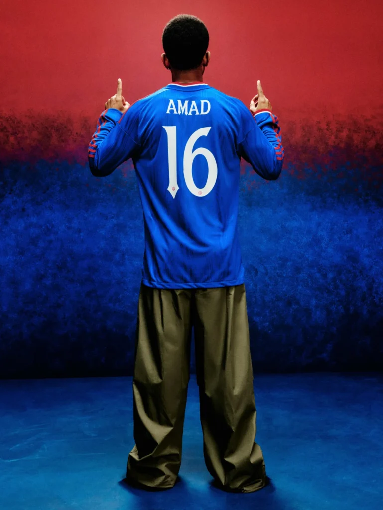 El azul real vuelve al Manchester United en su camiseta visitante 2026-2027