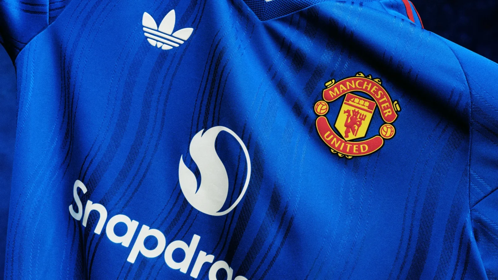 El azul real vuelve al Manchester United en su camiseta visitante 2026-2027