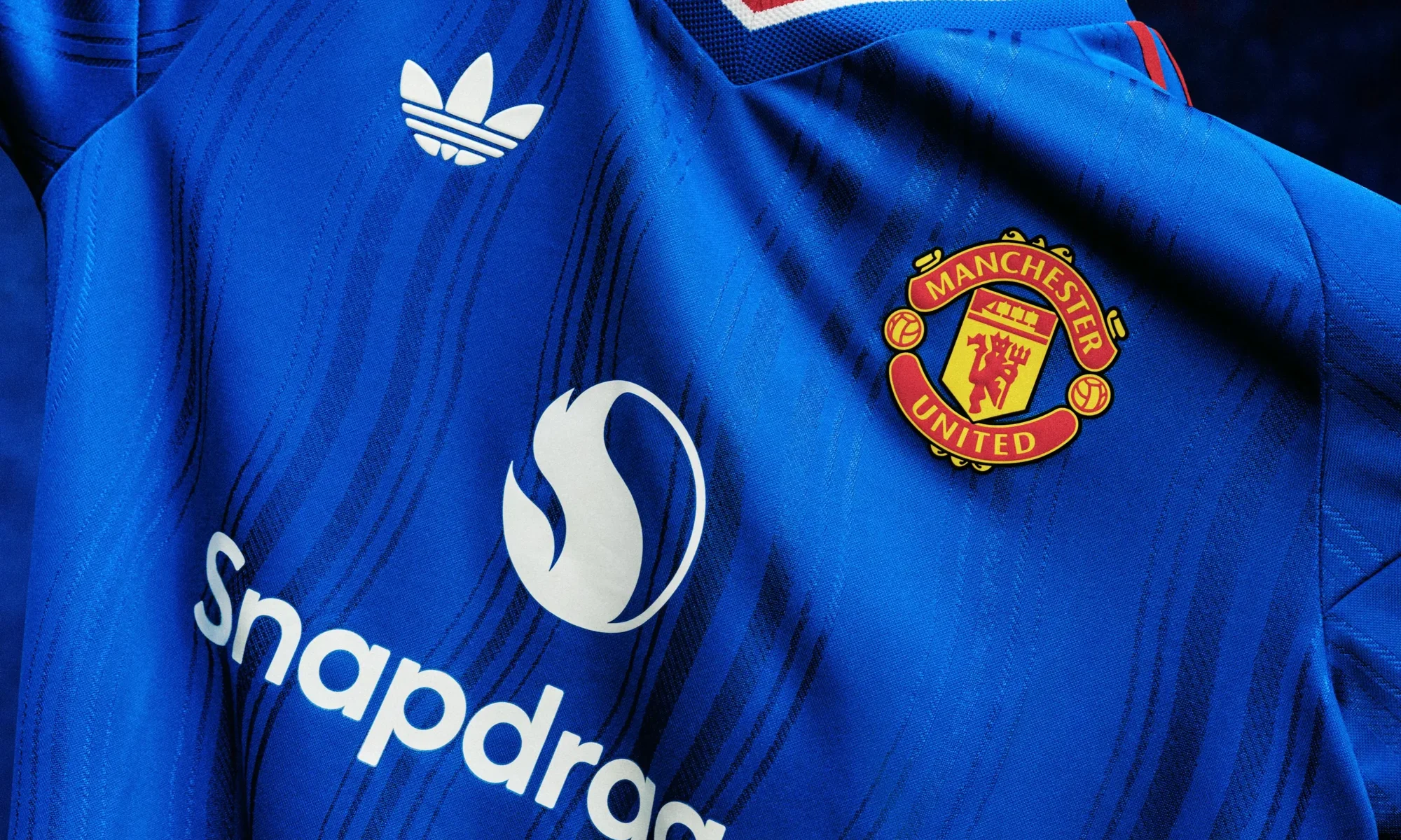 El azul real vuelve al Manchester United en su camiseta visitante 2026-2027