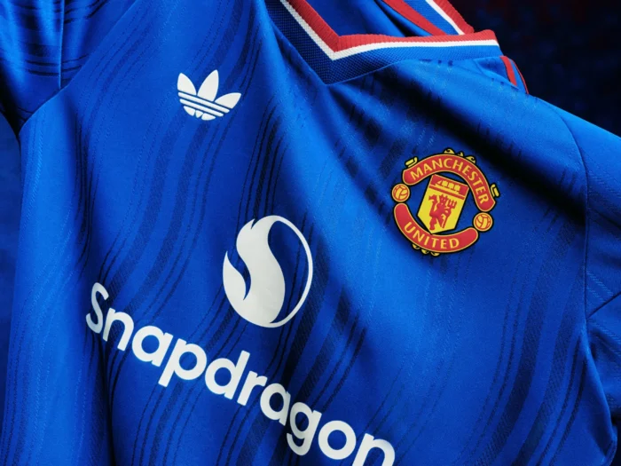 El azul real vuelve al Manchester United en su camiseta visitante 2026-2027
