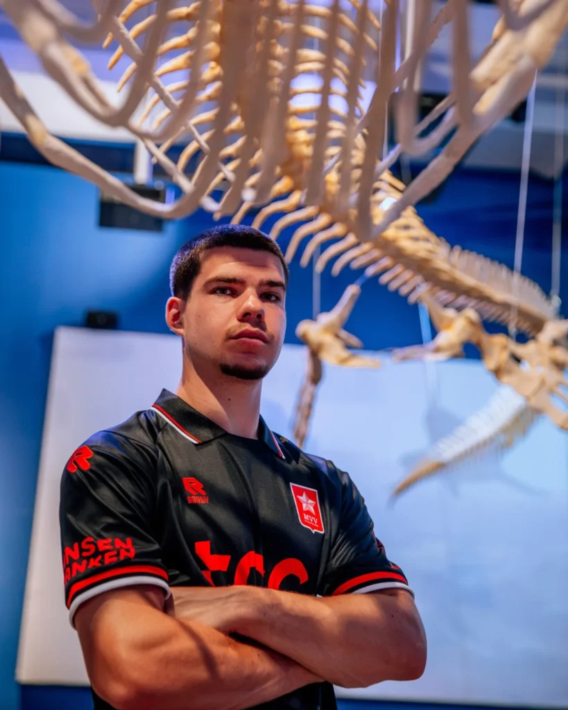 MVV Maastricht y Robey presentan sus camisetas 2026-2027: la estrella de la ciudad y un reptil prehistórico