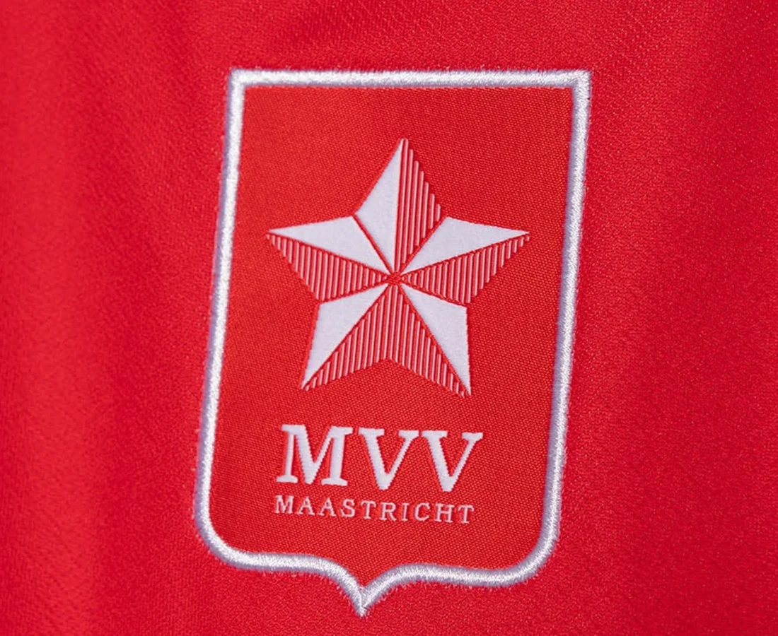 MVV Maastricht y Robey presentan sus camisetas 2026-2027: la estrella de la ciudad y un reptil prehistórico