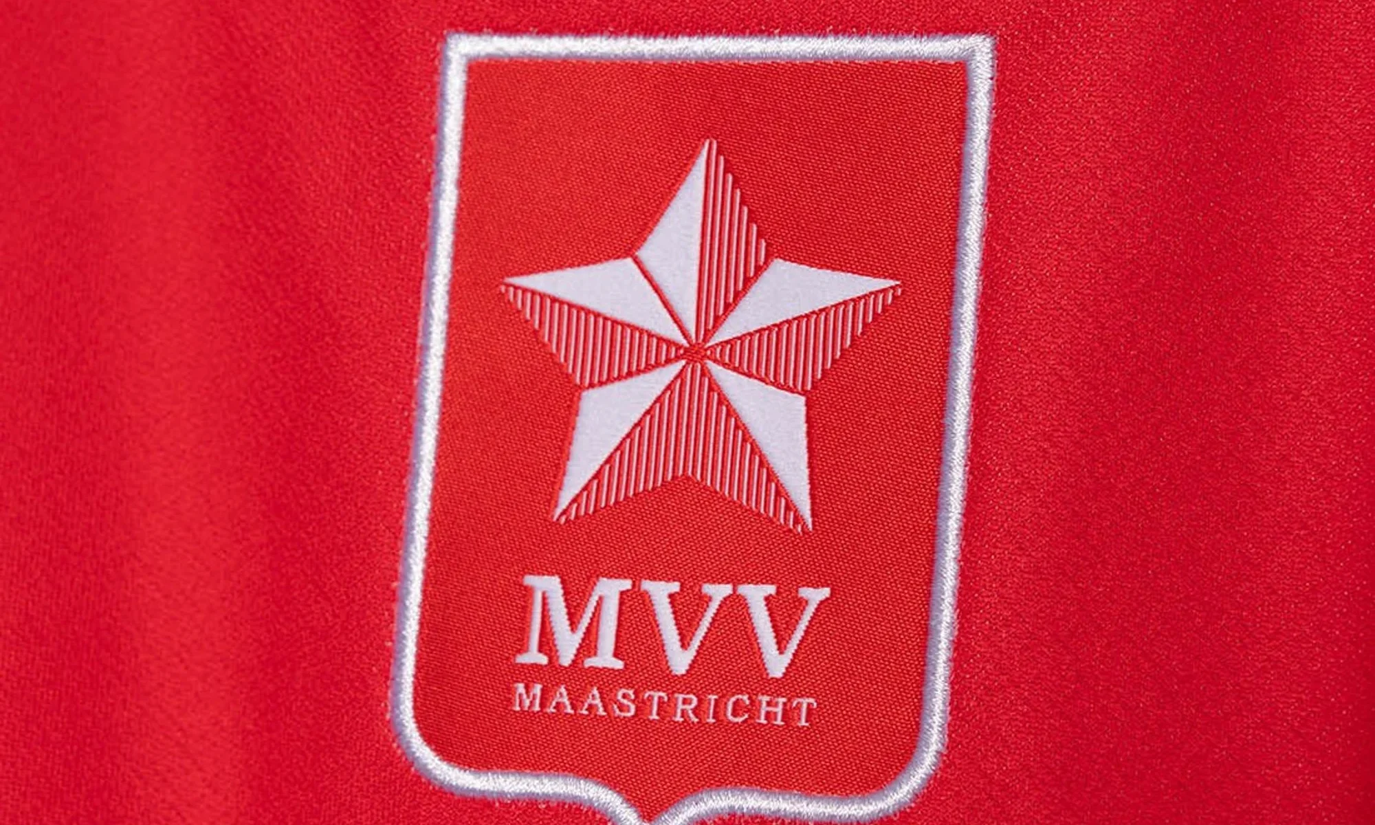 MVV Maastricht y Robey presentan sus camisetas 2026-2027: la estrella de la ciudad y un reptil prehistórico