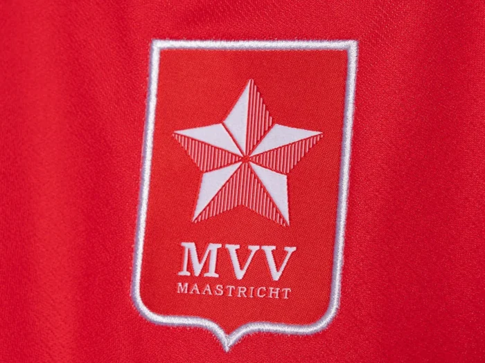 MVV Maastricht y Robey presentan sus camisetas 2026-2027: la estrella de la ciudad y un reptil prehistórico