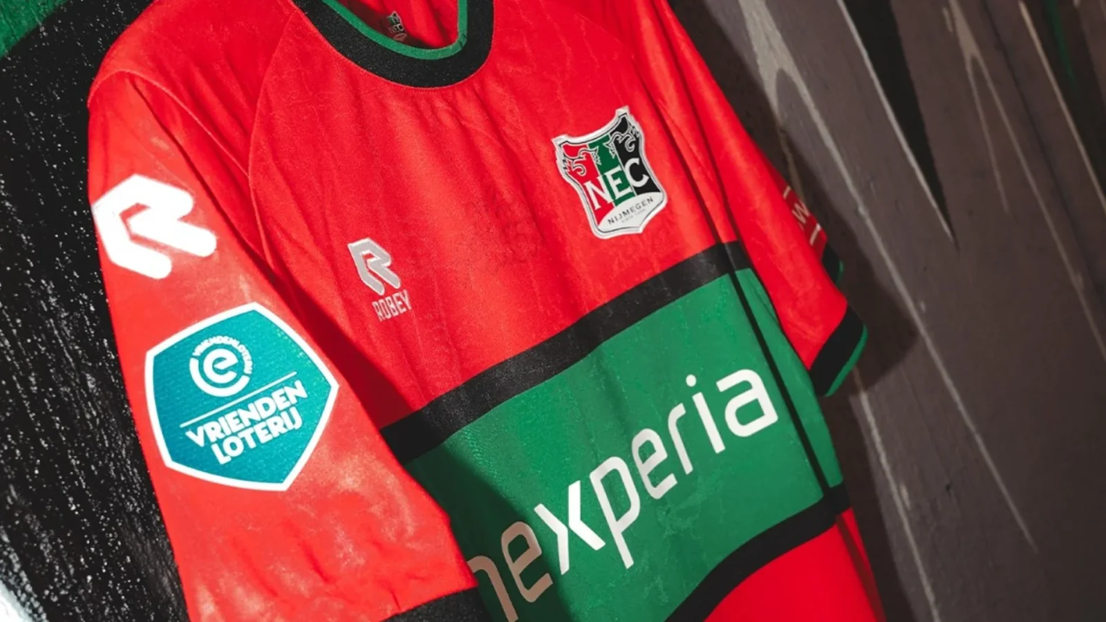 Grafitis, heráldica y un laberinto: el N.E.C. Nijmegen convierte sus camisetas 2026-2027 en arte