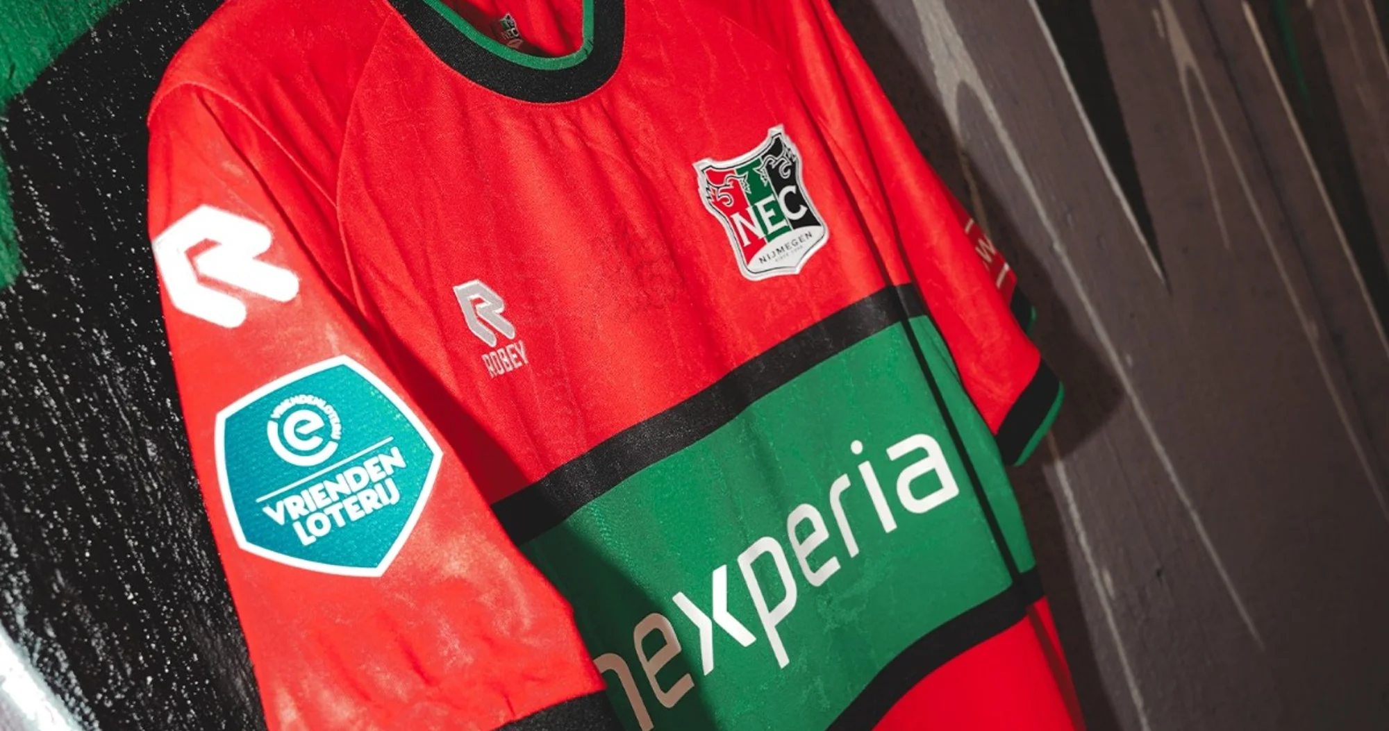 Grafitis, heráldica y un laberinto: el N.E.C. Nijmegen convierte sus camisetas 2026-2027 en arte