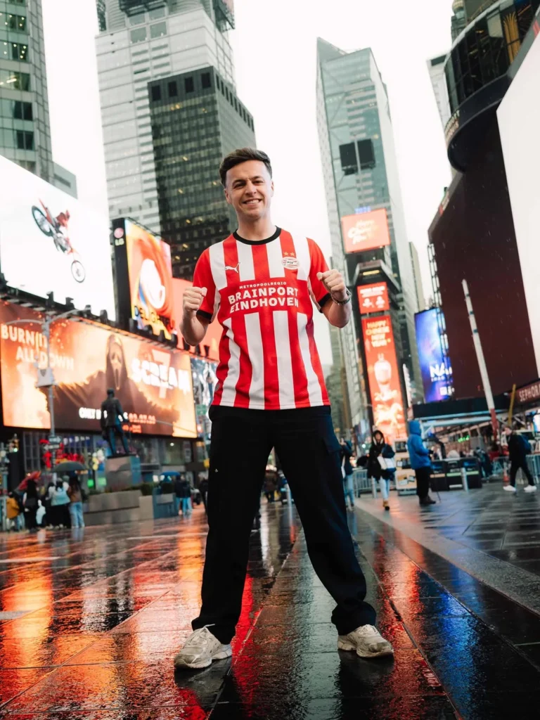 La camiseta local del PSV 2026-2027 celebra el Philips Stadion con su diseño de siempre