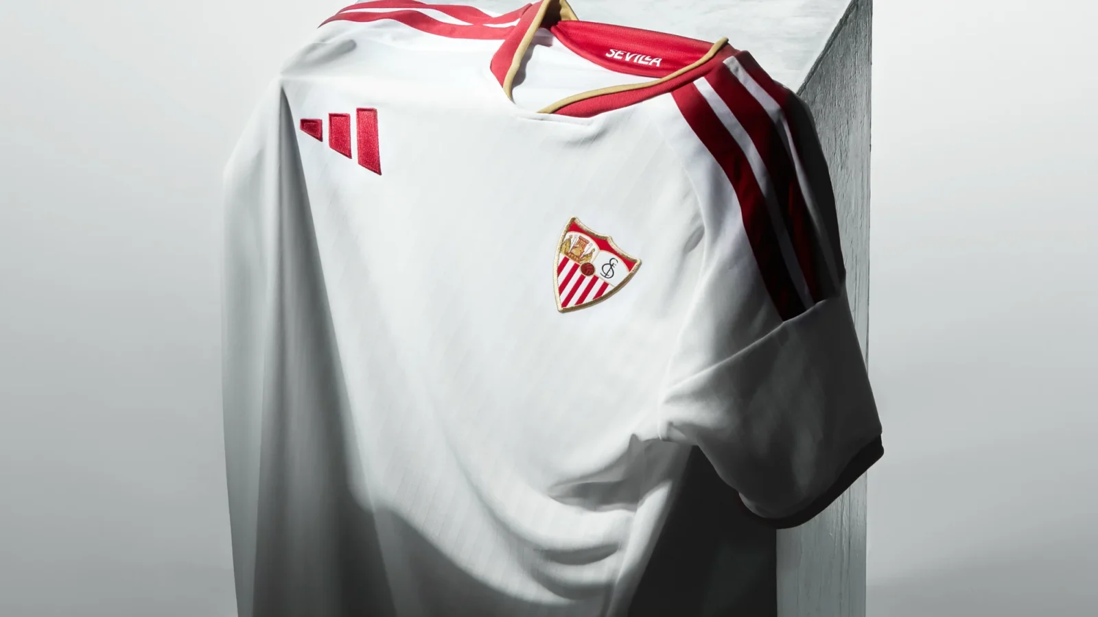 El Sevilla FC presenta sus camisetas 2026-2027 bajo el lema “Siempre con orgullo, Sevilla”