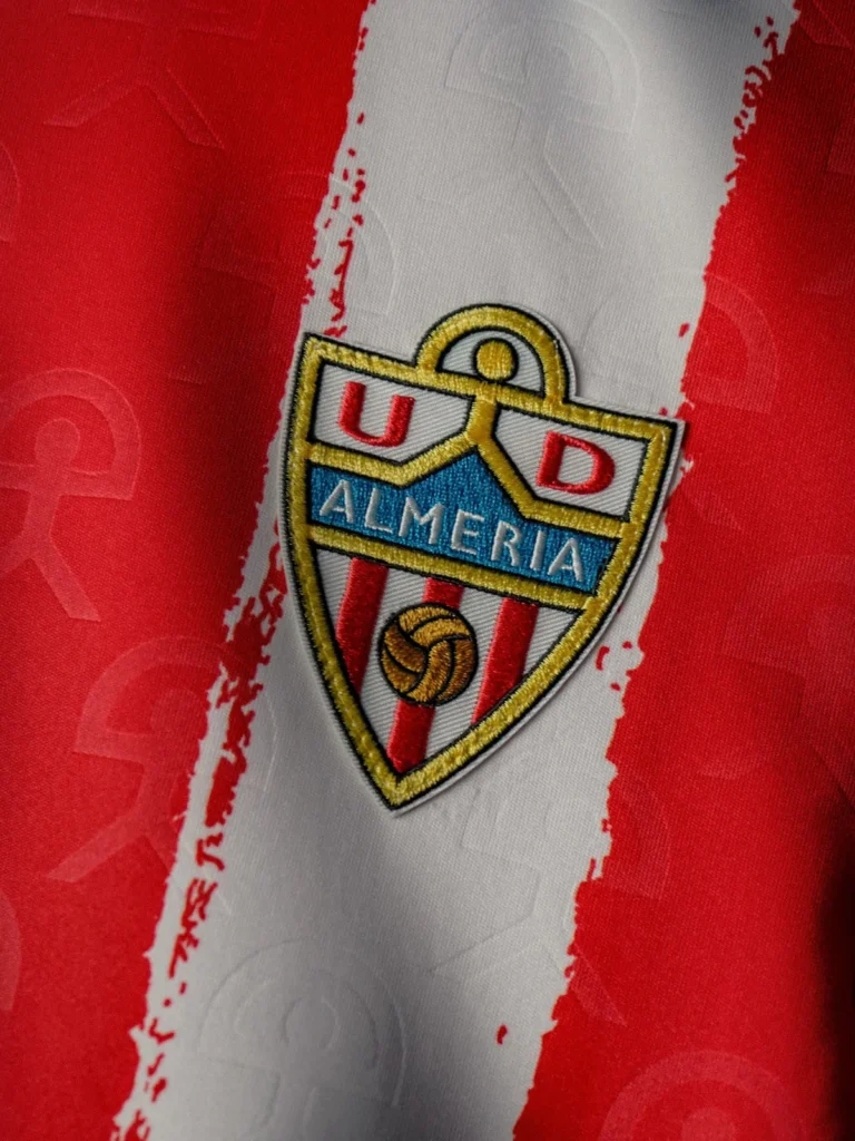 La UD Almería rinde homenaje al Indalo en sus camisetas 2026-2027