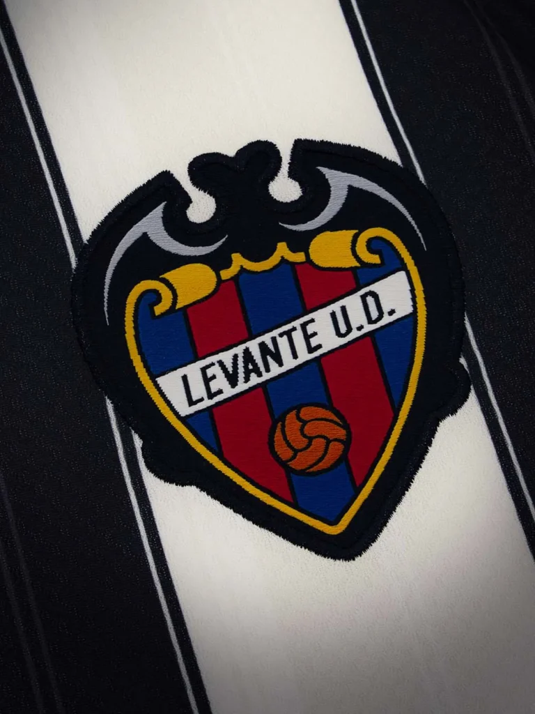 Las camisetas del UD Levante 2026-2027 apuestan por una imagen elegante