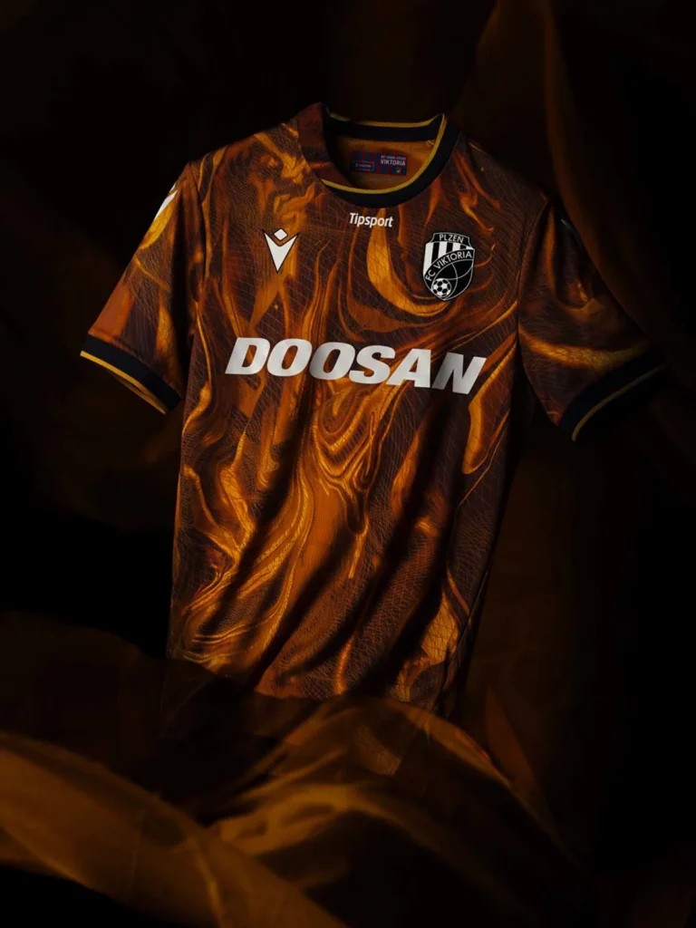 Bosques y campos de cultivo: el Viktoria Plzeň presenta sus camisetas Macron 2026-2027