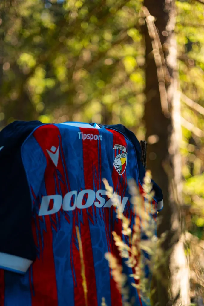 Bosques y campos de cultivo: el Viktoria Plzeň presenta sus camisetas Macron 2026-2027