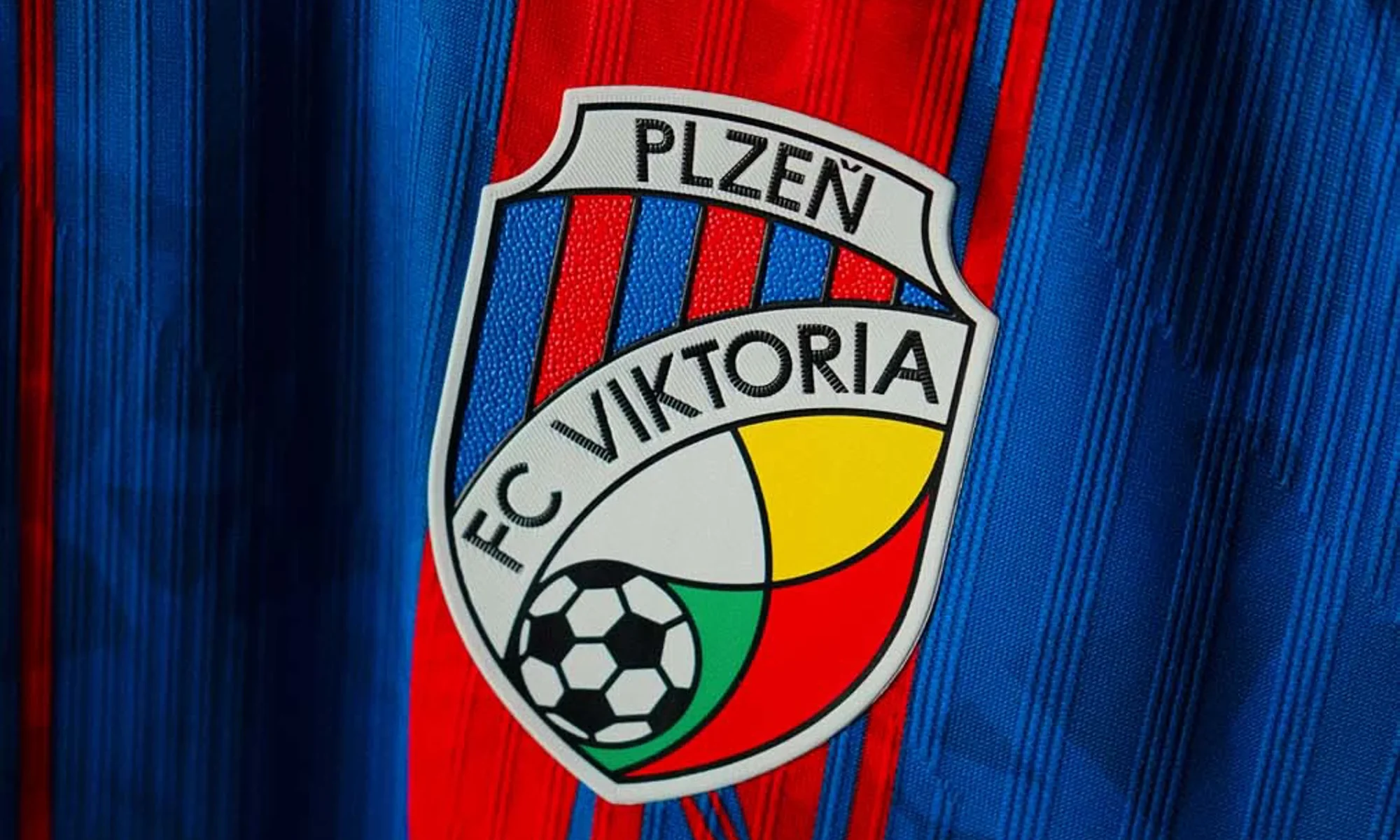 Bosques y campos de cultivo: el Viktoria Plzeň presenta sus camisetas Macron 2026-2027