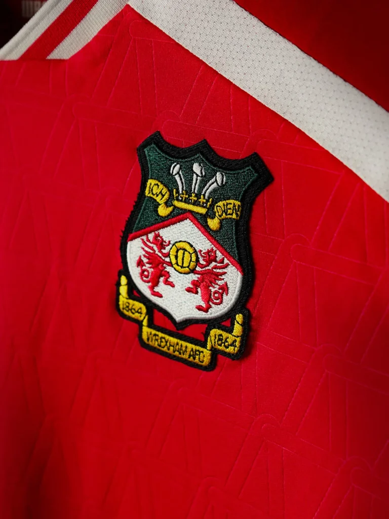 Las camisetas del Wrexham AFC 2026-2027 se inspiran en el Kop End y en las canteras de pizarra