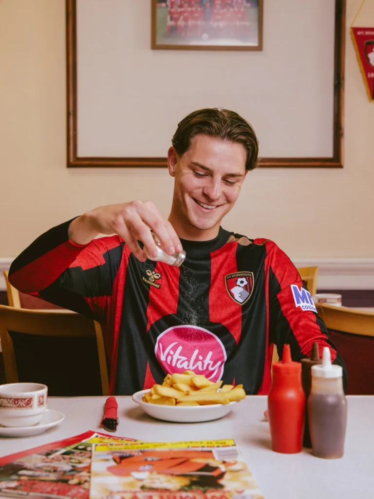 Bournemouth estrena era Hummel con sus camisetas 2026-2027: rayas clásicas y morado noventero