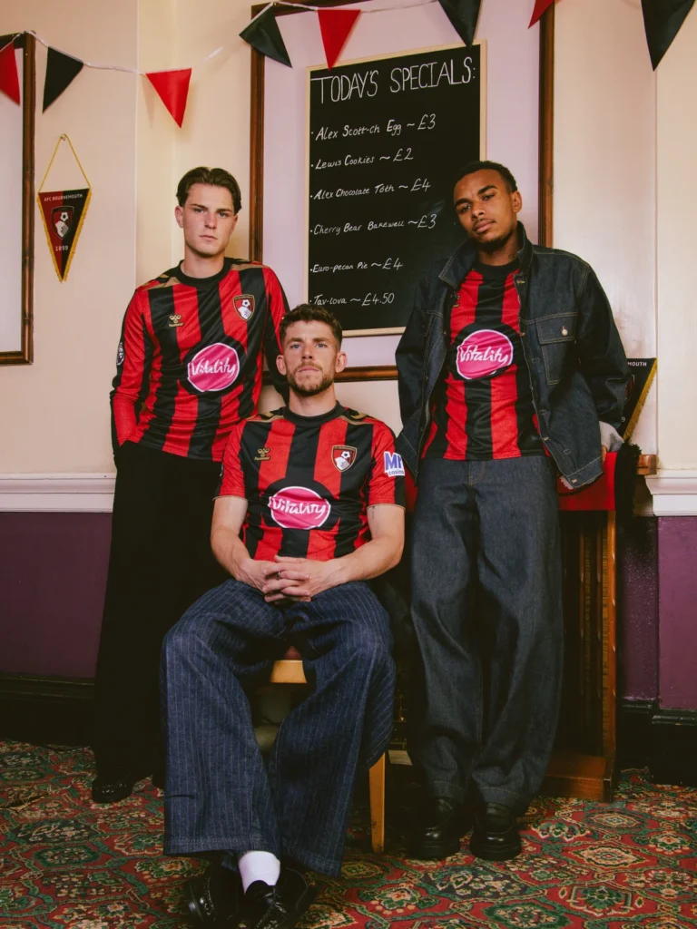 Bournemouth estrena era Hummel con sus camisetas 2026-2027: rayas clásicas y morado noventero