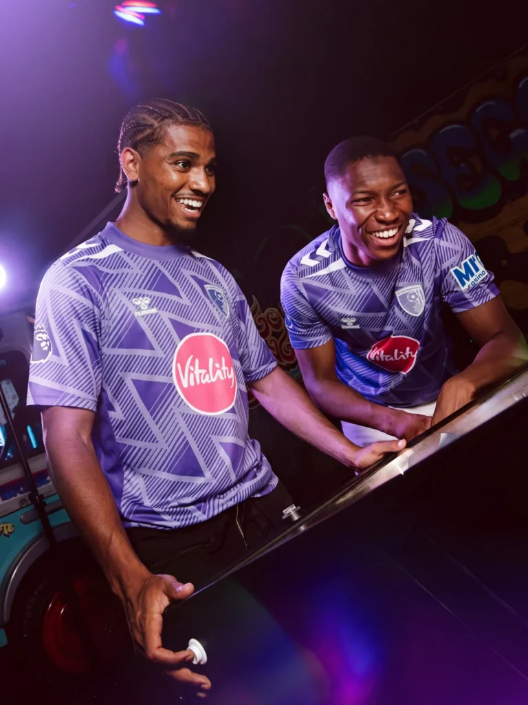 Bournemouth estrena era Hummel con sus camisetas 2026-2027: rayas clásicas y morado noventero