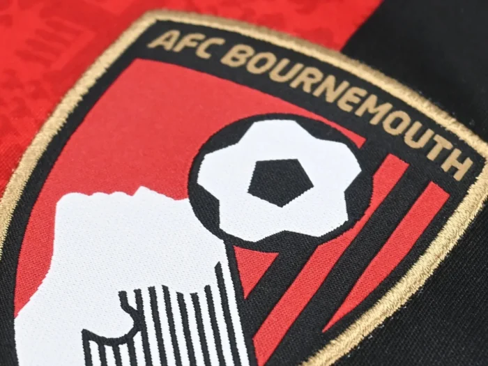Bournemouth estrena era Hummel con sus camisetas 2026-2027: rayas clásicas y morado noventero