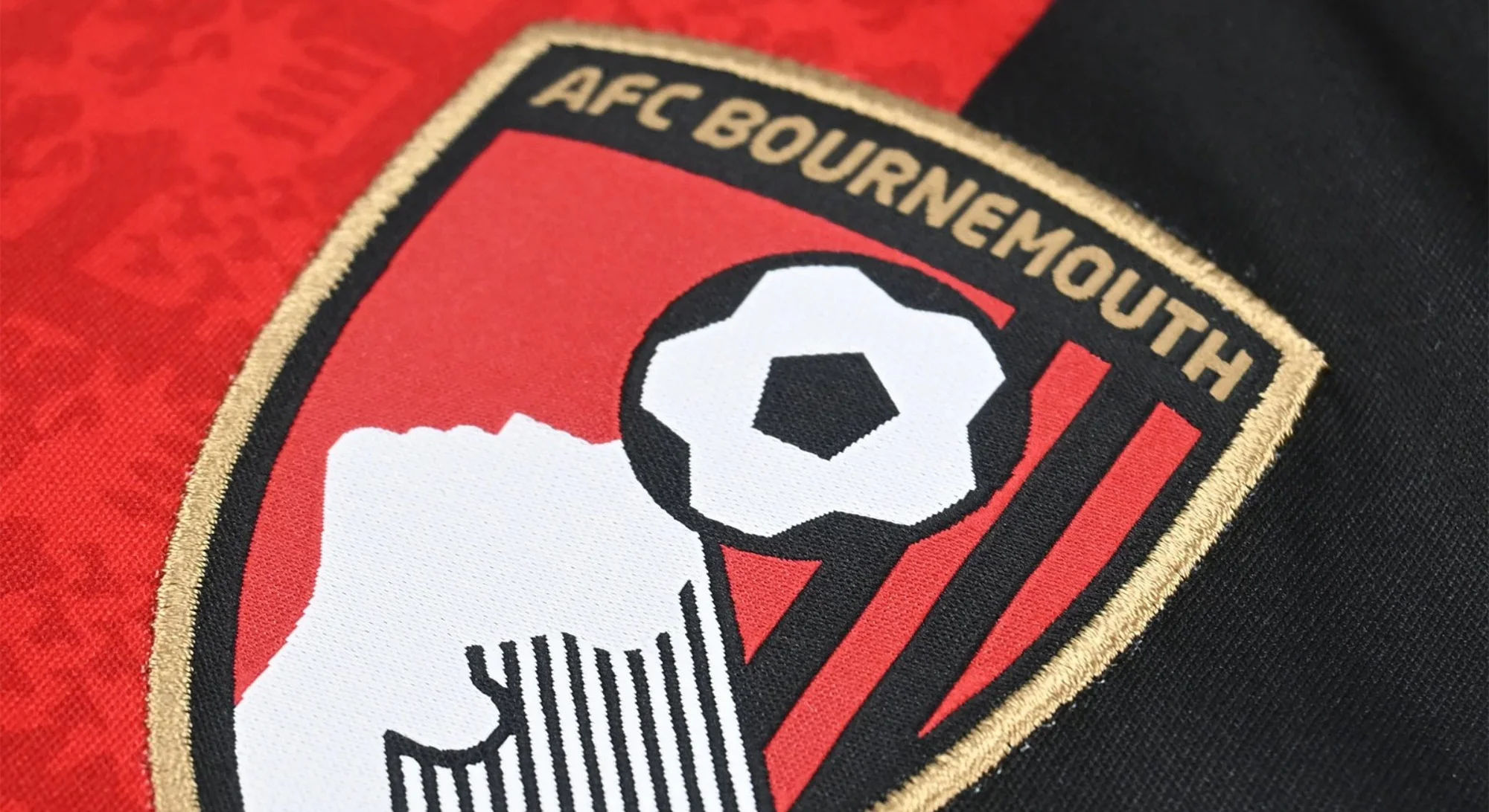 Bournemouth estrena era Hummel con sus camisetas 2026-2027: rayas clásicas y morado noventero