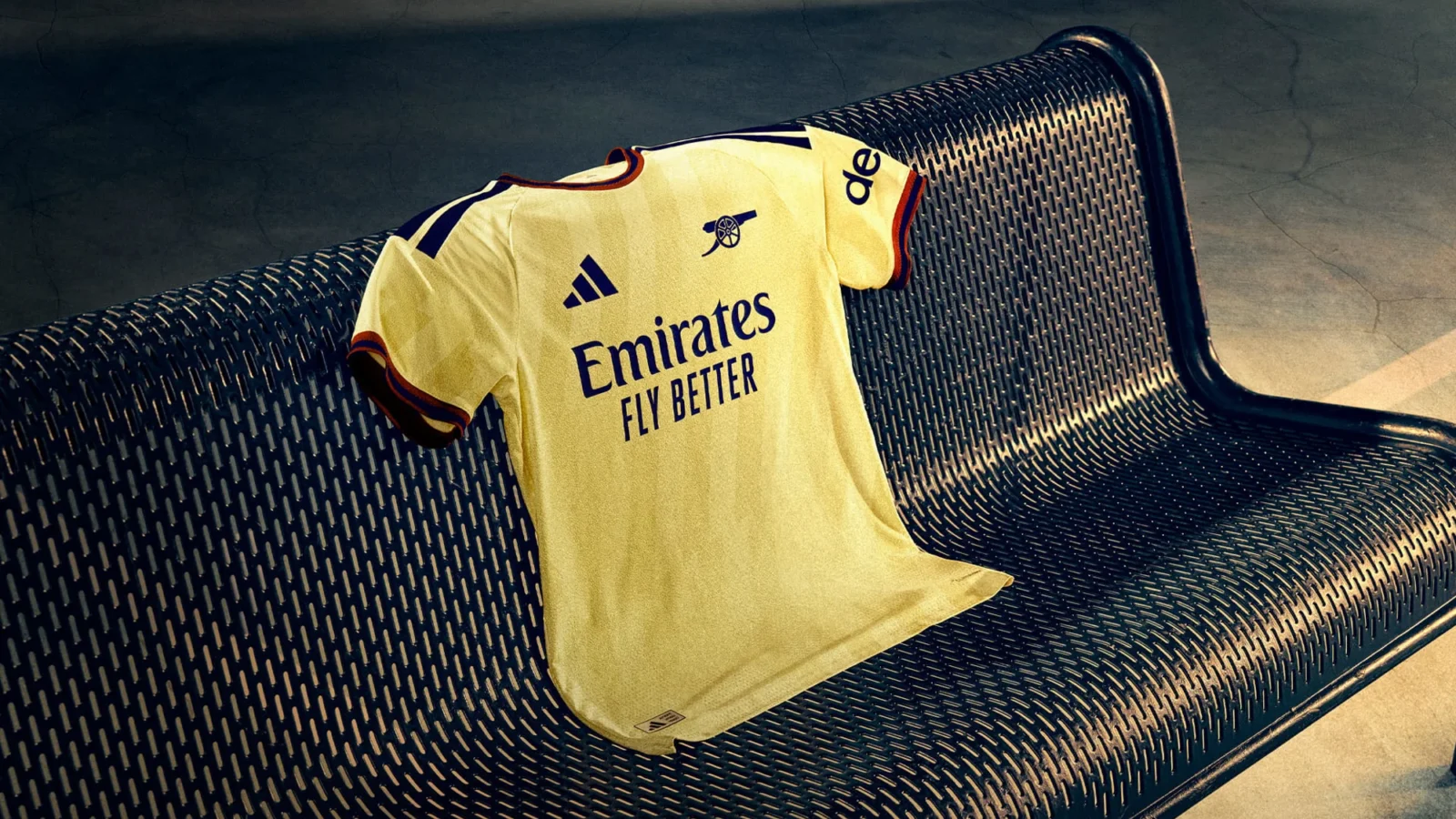 El Arsenal recupera el amarillo y los rayos en su tercera camiseta 2026-2027