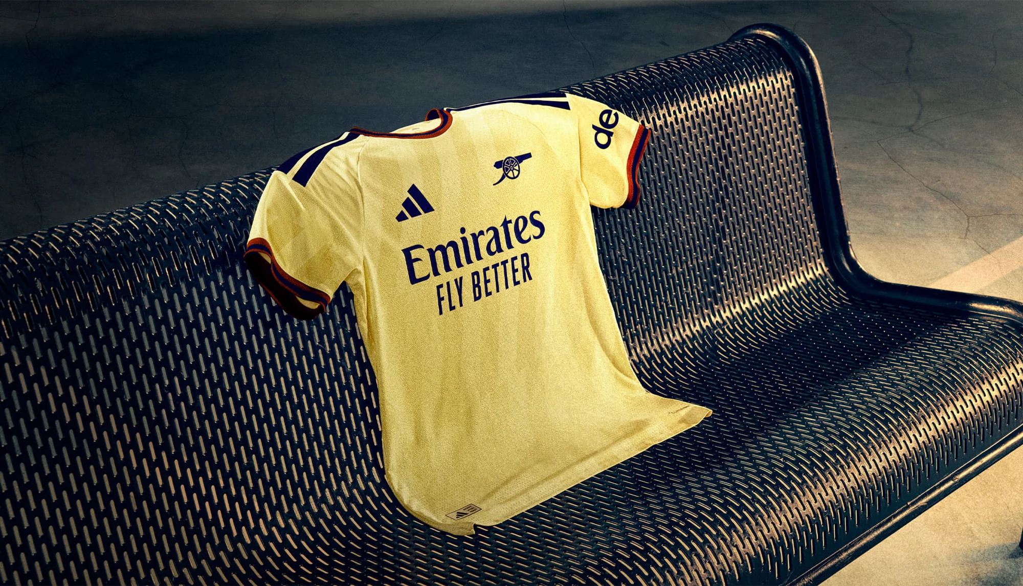 El Arsenal recupera el amarillo y los rayos en su tercera camiseta 2026-2027