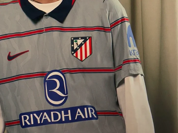 La tercera camiseta del Atlético de Madrid 2026-2027 es gris con detalles rojiblancos