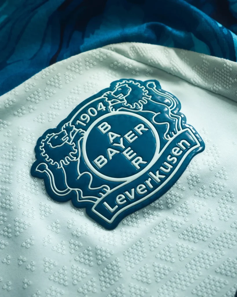 Bayer Leverkusen presenta sus camisetas 2026-2027, inspiradas en el BayArena y en la "City of Colours"