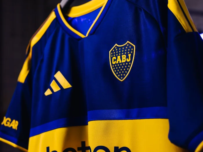 La camiseta local de Boca Juniors 2026-2027 recupera el detalle celeste de los noventa