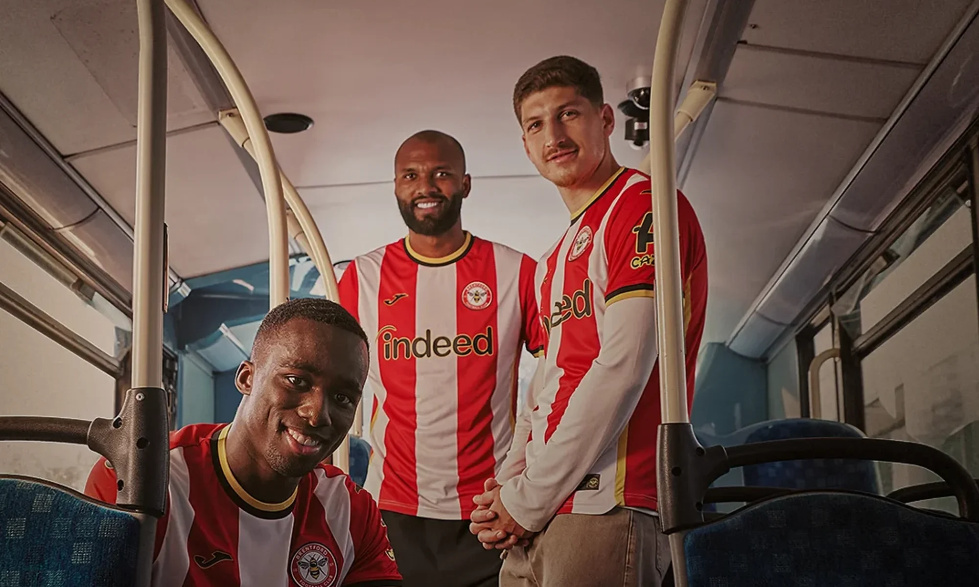 Brentford estrena camisetas 2026-2027 con Indeed como nuevo patrocinador y un guiño a Kingsman