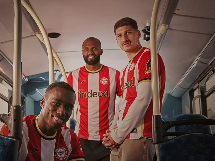 Brentford estrena camisetas 2026-2027 con Indeed como nuevo patrocinador y un guiño a Kingsman