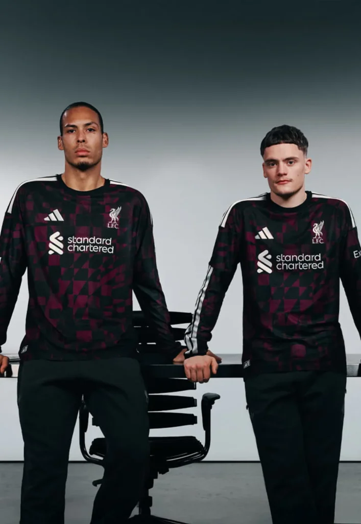 El Liverpool presenta su tercera camiseta 2026-2027 inspirada en el ambiente de Anfield