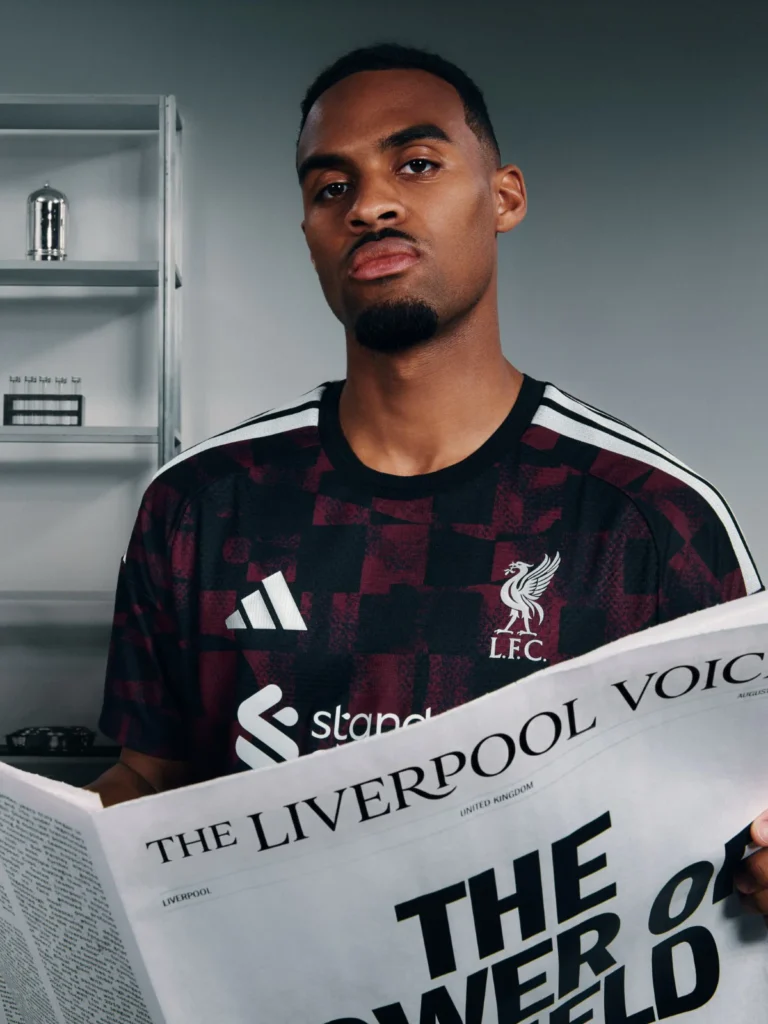 El Liverpool presenta su tercera camiseta 2026-2027 inspirada en el ambiente de Anfield