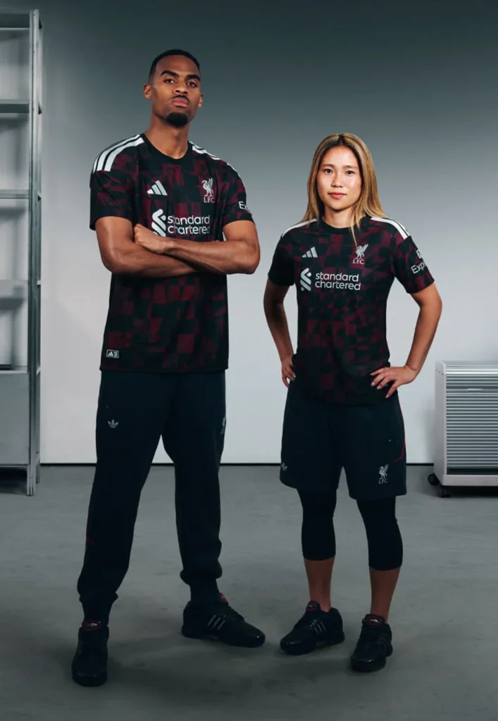 El Liverpool presenta su tercera camiseta 2026-2027 inspirada en el ambiente de Anfield