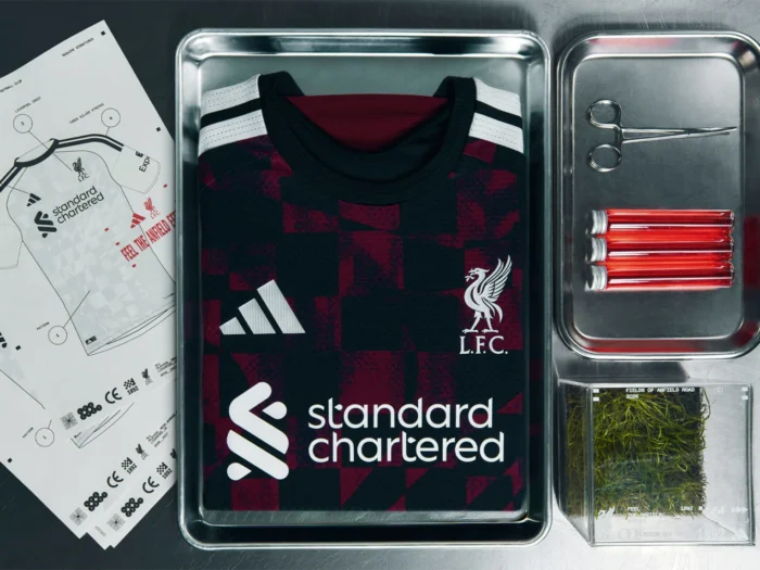 El Liverpool presenta su tercera camiseta 2026-2027 inspirada en el ambiente de Anfield